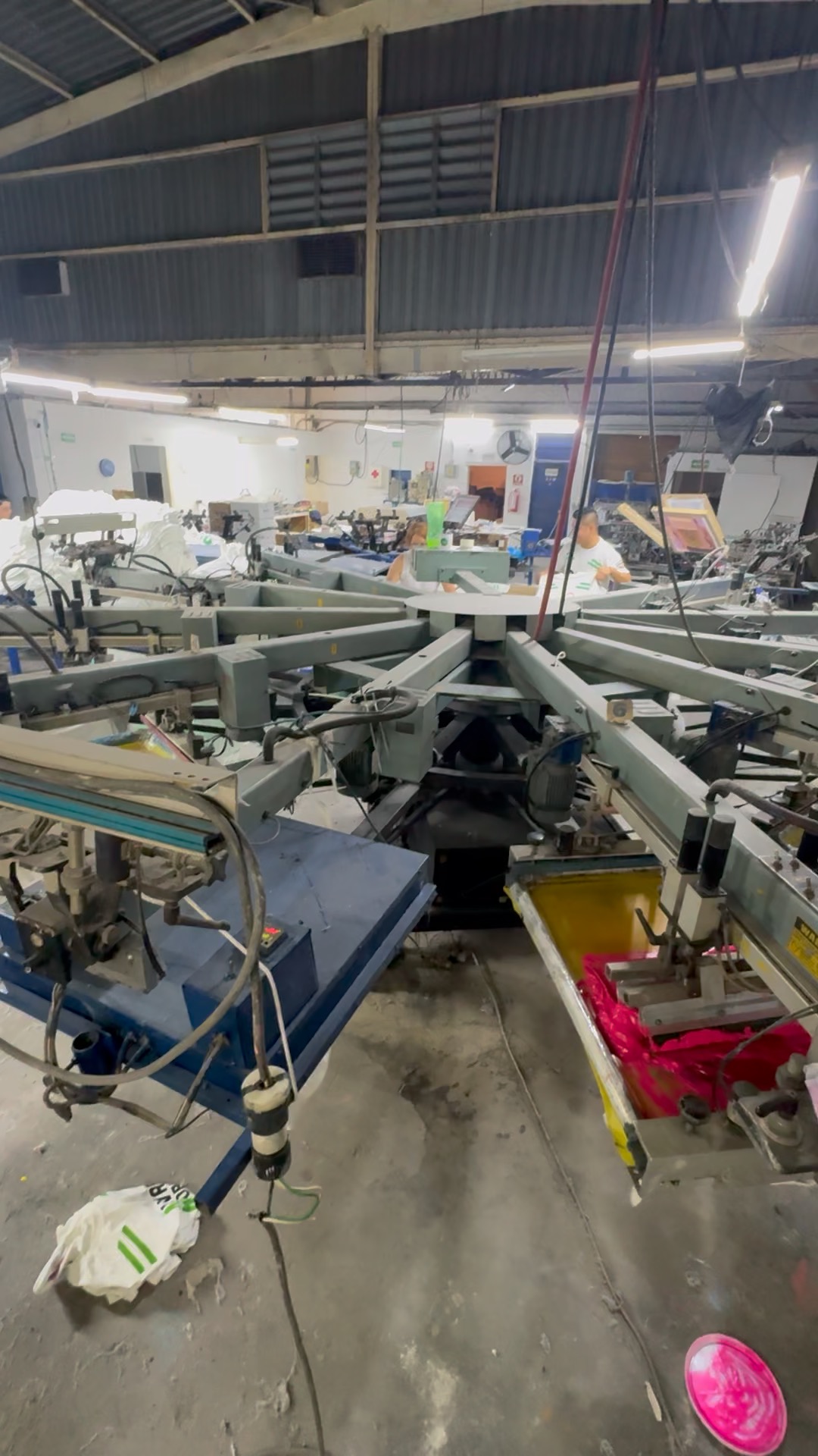 Vista panorámica de la nave con varios pulpos automáticos de serigrafía en operación