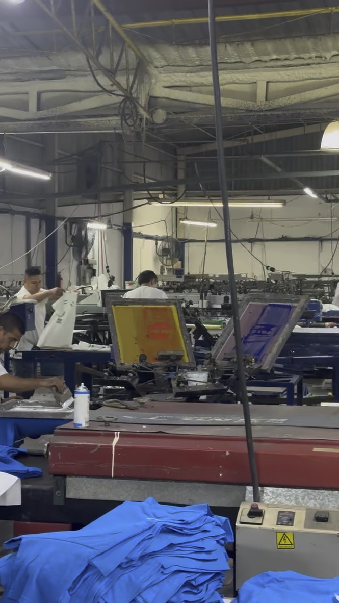 Marcos de serigrafía de distintos colores en la línea de producción